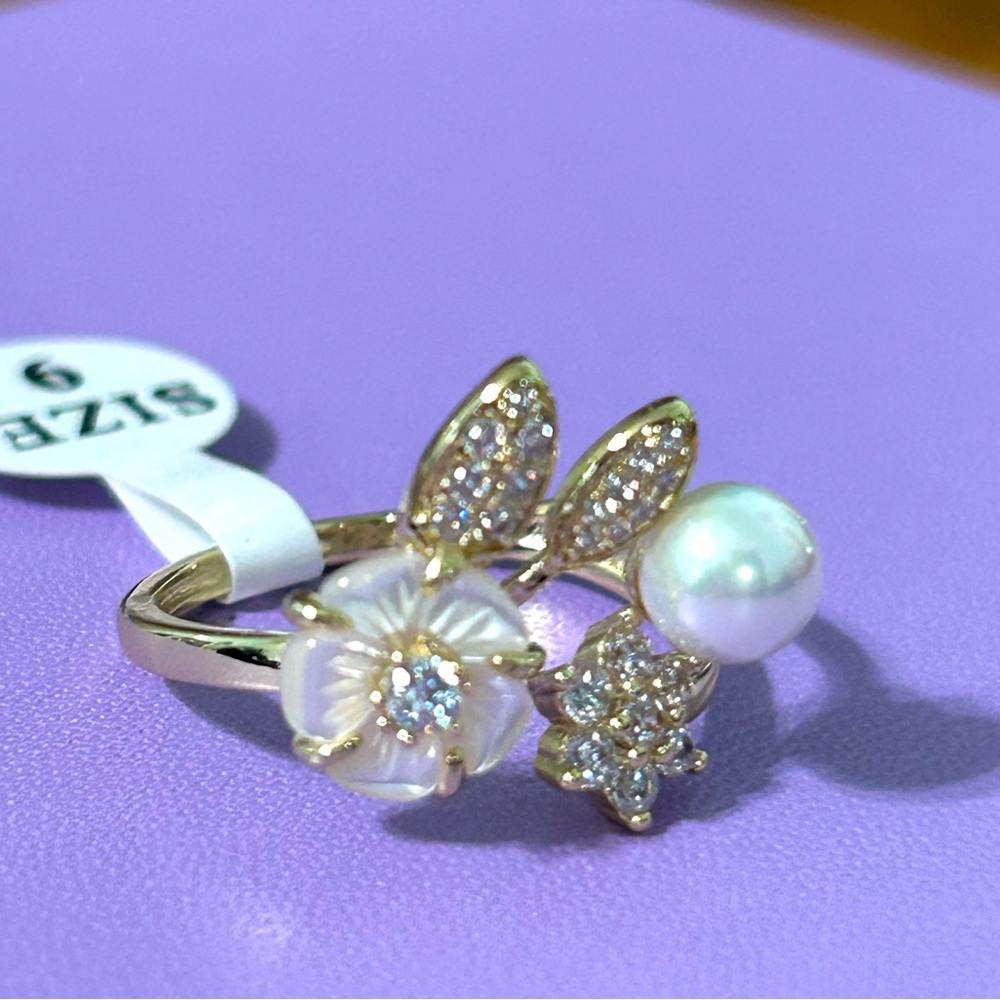 NEW Star Lily Ring Gold sz9
